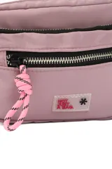 Bandolera negra de poliéster con correa ajustable y múltiples cierres.