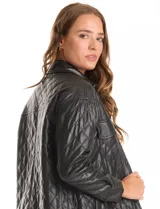 Chaqueta tipo camisa (shacket) de eco cuero color beige, con diseño acolchado en rombos, cuello camisero, botones frontales y dos bolsillos de parche en el pecho.