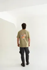 Remera color beige con estampado de una porción de pizza en el pecho.