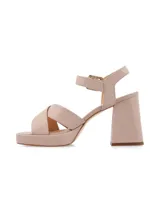 Sandalias de cuero color canela con plataforma y tacón ancho. Tiras cruzadas en el empeine y pulsera ajustable con hebilla en el tobillo.