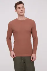 Sweater de punto color tostado, con diseño texturizado y cuello redondo.