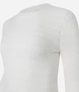 Blusa blanca de punto leve con cuello redondo y textura zigzag.