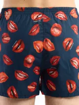 Bóxer de algodón blanco con estampado de flores pequeñas color celeste, con cintura elástica y logo de la marca en el centro.