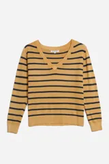 Sweater de punto negro con rayas horizontales blancas y escote en V.
