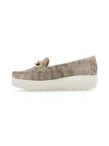 Mocasín de cuero charol negro con plataforma blanca y detalle de hebilla metálica plateada en el empeine.