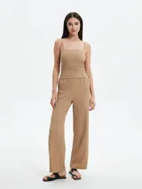 Musculosa negra con breteles finos y escote cuadrado.