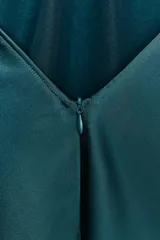 Vestido corto color verde esmeralda de satén con cuello halter y espalda descubierta con lazada.