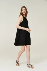 Vestido corto negro con cuello halter y volados.