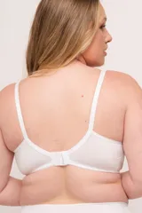 Soutien blanco con copa armada y breteles elásticos regulables. Sin aro y con broches reforzados regulables en la espalda.