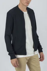 Campera tipo bomber de frisa color azul marino, con cierre frontal y bolsillos laterales.