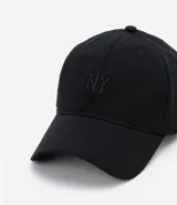 Gorra negra de sarga con ala curva y bordado frontal con las iniciales NY.