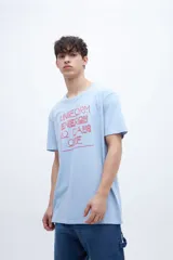 Remera color crudo con estampa frontal con texto en color ocre.