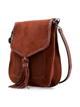 Bandolera de cuero gamuza color chocolate, con correa larga regulable, solapa con detalle de pespuntes y borla decorativa.