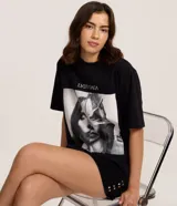 Remera negra de algodón con cuello redondo y manga corta. Presenta un gran estampado fotográfico en blanco y negro de Lady Gaga y el texto "LVDY GAGA" en la parte superior del gráfico.