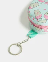 Monedero llavero de color celeste con estampado de vasos de matcha y corazones. Tiene cierre superior con cremallera y un dije colgante en forma de corazón rosa.