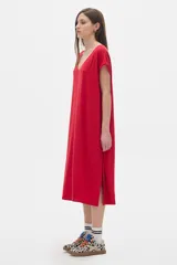 Vestido midi azul eléctrico de corte amplio con escote en V y mangas cortas.