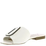 Zueco tipo mule (chinela cerrada) de cuero blanco, con tira ancha sobre el empeine adornada con una hebilla rectangular grande de color blanco y negro.