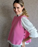 Chaleco de punto marrón con cuello redondo y sisas amplias.