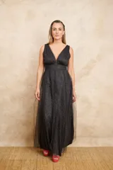 Vestido largo de microtul negro con detalles plateados, doble escote en V y volado en gajos.