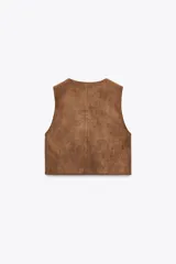 Chaleco marrón de efecto ante con bordados florales y abalorios. Tiene escote en pico, sin mangas y cierre frontal con lazada.