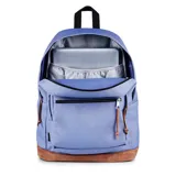 Mochila Jansport Right Pack color lila con base de cuero color marrón. Tiene un compartimento principal con cierre, un bolsillo frontal con cierre y un asa de mano en la parte superior.