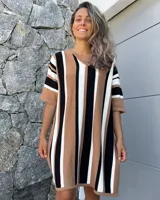 Vestido tejido de algodón con rayas verticales en tonos beige, blanco y negro, con escote en V y mangas cortas.