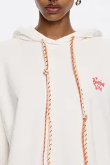 Sudadera blanca de algodón con capucha ajustable con cordones personalizados, manga larga recta, logo estampado en el pecho y bajo elástico con topes.