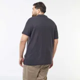 Remera polo de piqué color gris oscuro, de manga corta y cuello clásico con abertura en V.