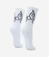 Par de medias blancas de caña media con diseño de llamas negras.