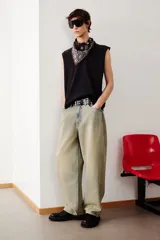 Pantalón de jean celeste con efecto desgastado, de corte holgado y tiro bajo.