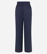 Pantalón de vestir azul marino, de corte wide leg, con cintura alta, bolsillos laterales y traseros. Se ajusta a la cintura con cinturón de cuero marrón.
