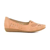 Zapato bajo color piel con capellada calada y elástico en el empeine.