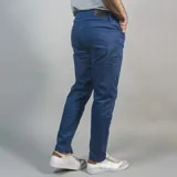 Pantalón de vestir azul con corte recto y cinco bolsillos.