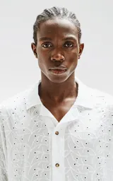 Camisa manga corta blanca con bordado calado y botones color madera.