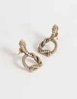 Par de aros colgantes cortos con forma de serpiente enredada de metal dorado con detalles de strass.