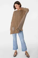 Sweater color crema de tejido de punto con trenzas, cuello redondo y mangas largas.