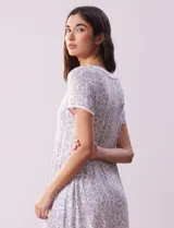Camisón corto de tejido soft con estampado de rosas azules, escote redondo con ribete gris y mangas cortas.