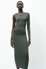 Vestido midi negro de punto, con cuello asimétrico, manga sisa, aplique metálico dorado en el hombro y drapeado lateral.