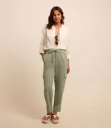 Pantalón cargo color verde claro, con cintura elástica ajustable con cordón, bolsillos laterales tipo cargo y corte holgado.