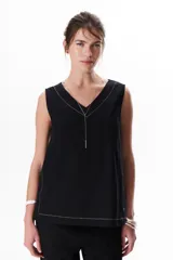 Top sin mangas confeccionado en mezcla de lino y algodón color marrón, con escote en V y pespuntes blancos decorativos en contraste.