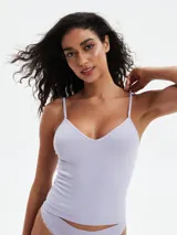 Musculosa de breteles finos color lila, con escote en V y tejido de punto acanalado.
