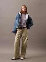 Remera de manga corta color lila de algodón con cuello redondo y logo Calvin Klein aterciopelado en color amarillo en el pecho.