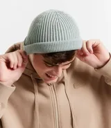 Gorro corto tipo beanie color beige, tejido en lana acrílica con textura acanalada.
