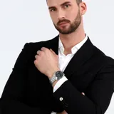 Reloj Maserati Attrazione con caja plateada de acero inoxidable de 43mm, esfera negra con indicadores de hora y fecha, y correa de acero inoxidable. Resistente al agua hasta 50 metros.