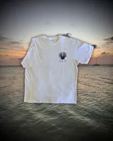 Remera blanca de algodón con corte oversize. Estampado en la espalda con una concha de mar azul, la frase "Summer time" en letra cursiva roja y dos líneas verticales con rombos rojos a los costados.