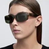 Gafas de sol rectangulares color verde oliva con lentes polarizadas de color verde oscuro.