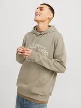 Buzo canguro con capucha color verde oliva, con cordones ajustables y bolsillo tipo canguro. Estampado frontal con texto en color crema.