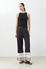 Pantalón de vestir negro con efecto tie dye en gris y blanco en el ruedo, corte palazzo.