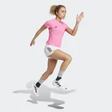 Remera deportiva Adidas Adizero Essentials color rosa, de corte ajustado, cuello redondo y mangas cortas. Confeccionada en tejido ultraligero con tecnología AEROREADY y logo reflectivo.