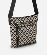 Bolso bandolera mediano de poliuretano con estampado de triángulos en blanco y negro. Tiene correa ajustable, cierre de cremallera, bolsillo frontal con cremallera y bolsillo interior.